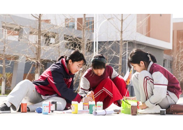 井上添画校园井盖涂鸦