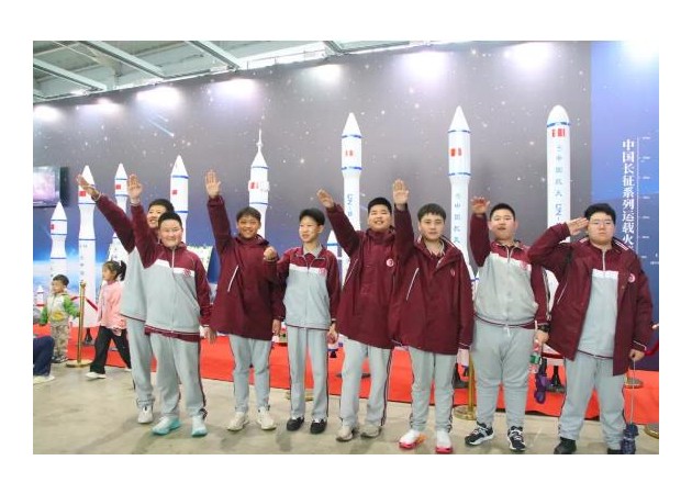 逐梦蓝天！探秘航空航天展，点燃少年科技强国心。